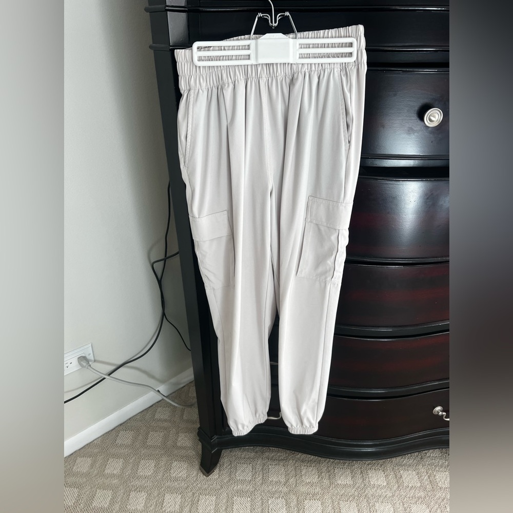 Vuori villa cargo joggers. Size smalll color stone